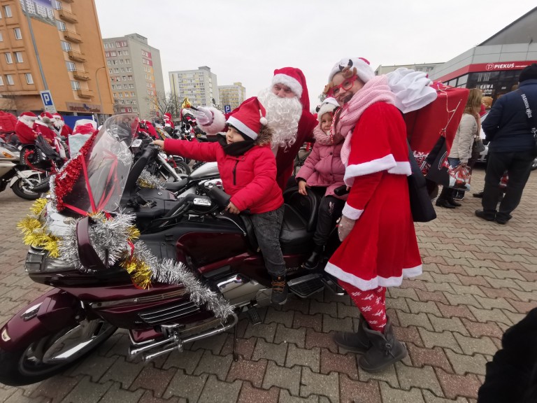Mikołajkowa Grupa z Konina wprowadziła mieszkańców w świąteczny klimat