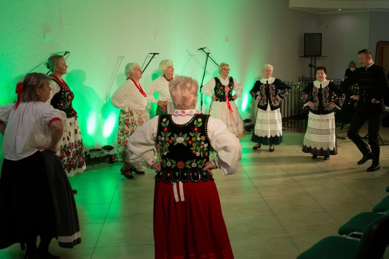 Plastyka, taniec i śpiew. Konińscy seniorzy w akcji