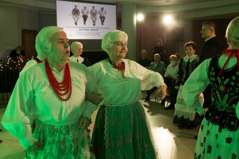 Plastyka, taniec i śpiew. Konińscy seniorzy w akcji