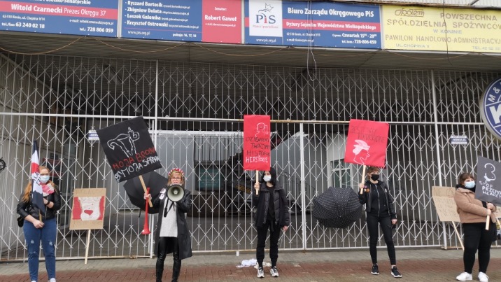 Przestać używać kobiet do celów politycznych! Protest przed siedzibą PiS. Radny odpowiada zdjęciem z wieszakiemÂ 